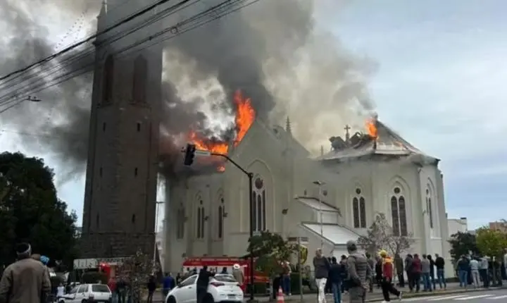 Fogo consome igreja centenária em Flores da Cunha, Rio Grande do Sul
