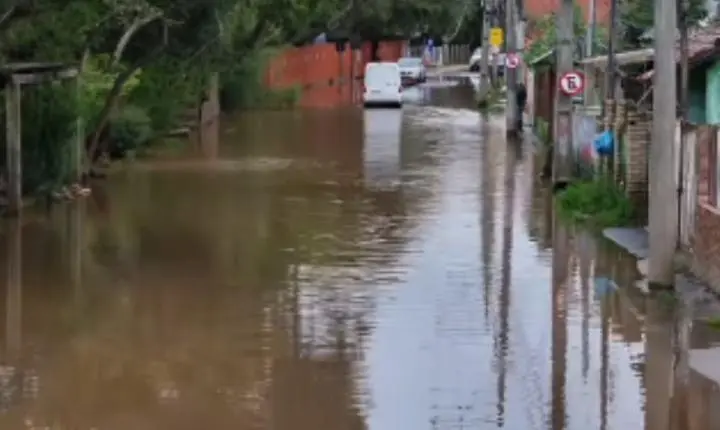 Ilhas de Porto Alegre recebem alerta de inundação após cheia de rios