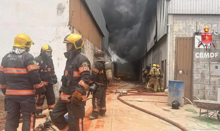 Incêndio em Ceilândia atinge galpão de tapetes e assusta moradores