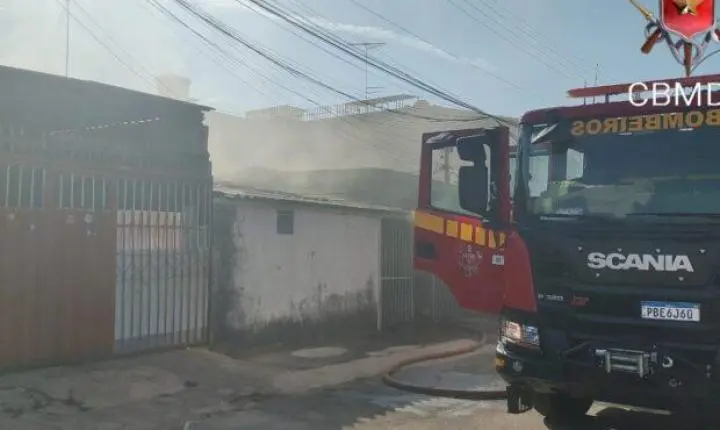 Incêndio em Ceilândia destrói três cômodos de residência neste domingo