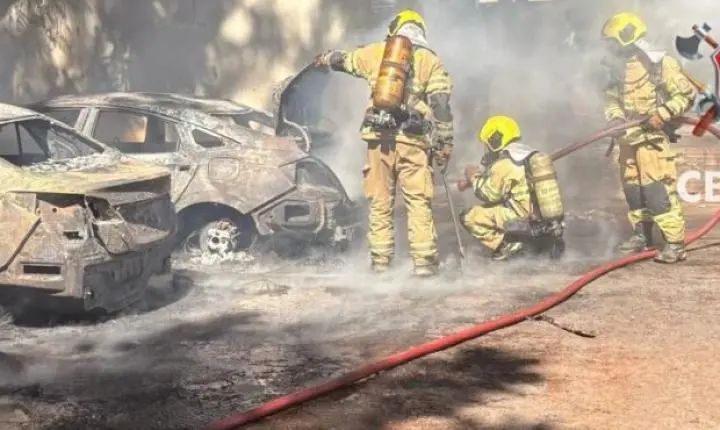 Incêndio atinge veículos perto da Feira dos Importados em Brasília