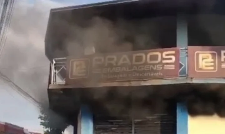 Incêndio em Goiânia atinge loja de embalagens e gera prejuízo de R$ 100 mil