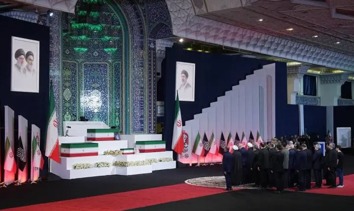 Irã inicia funeral de Ali Khamenei em meio a tensões e demonstração de poder