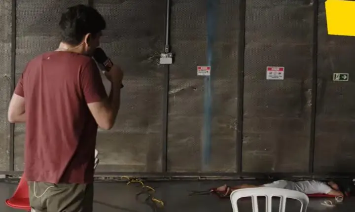 André Janones dorme no chão após longa live em apoio a Lula