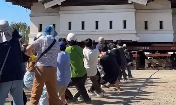 Japão mobiliza 1.800 pessoas para puxar torre histórica de castelo com cordas
