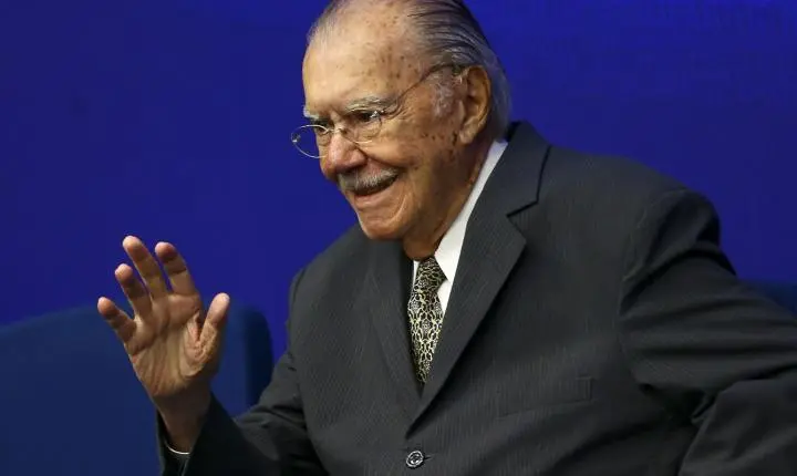 José Sarney recebe alta hospitalar após nove dias internado