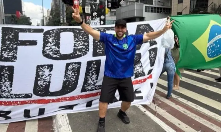Jovem relata em BO que agressão política ocorreu pelo uso de blusa vermelha