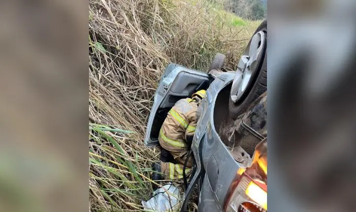Jovem morre em grave acidente na BR-381 após carro cair em ribanceira em Nova Era