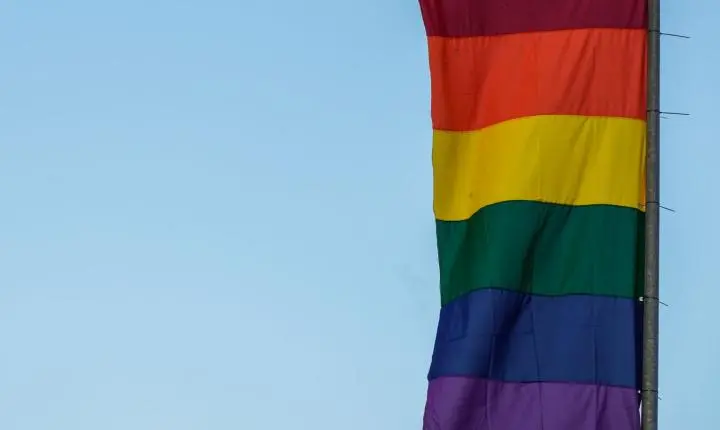 Pais são condenados a pagar R$ 100 mil por abandono afetivo de filho LGBTQIA+