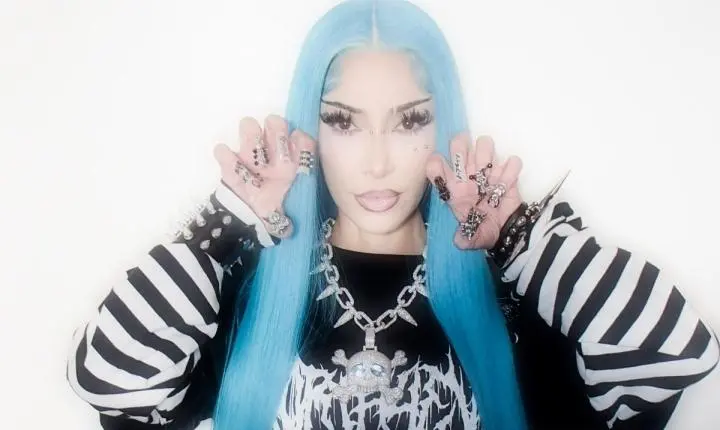Kim Kardashian copia visual de North West em fantasia de Halloween