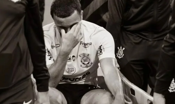 Zakaria Labyad desabafa nas redes sociais após grave lesão no joelho esquerdo