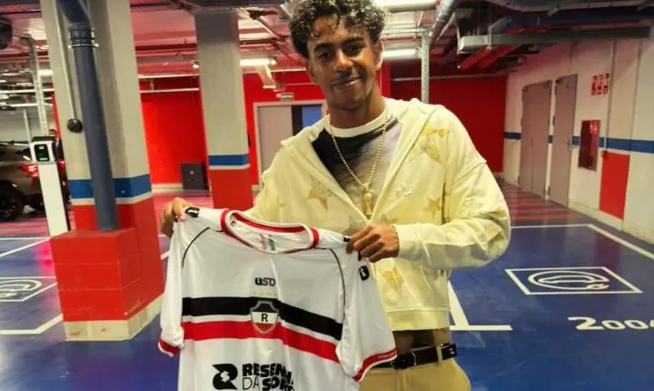 Lamine Yamal posa com a camisa do River-PI após goleada do Barcelona