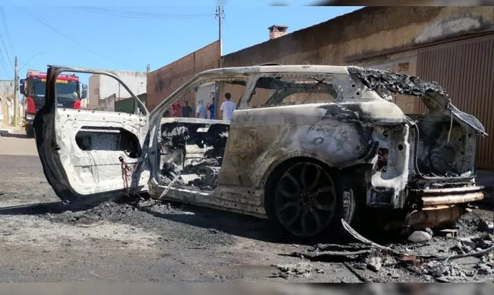 Land Rover Evoque é consumida por incêndio em rua de Sobradinho I, no DF