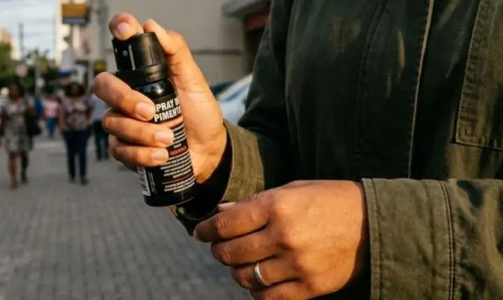 Nova lei libera spray de pimenta para defesa pessoal de mulheres no país