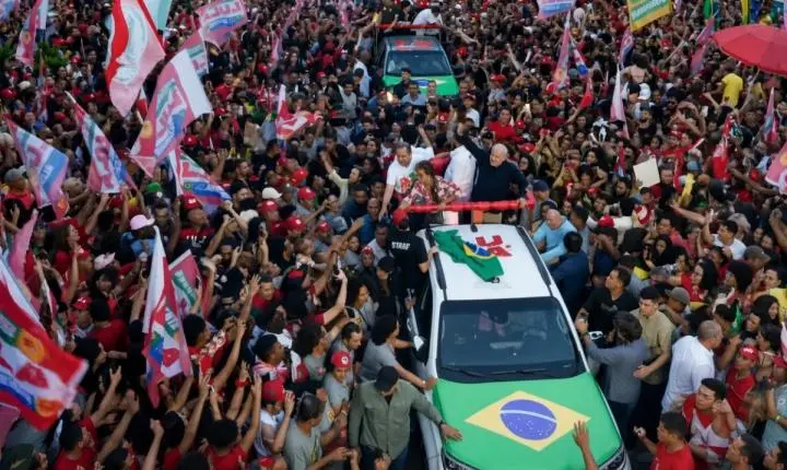 Lula ganha primeiro celular e anuncia participação em canal durante eleições