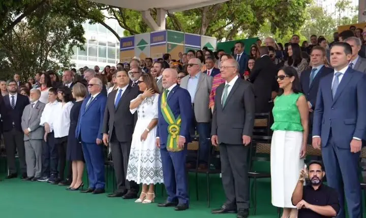 Lula comanda desfile de 7 de Setembro ao lado de chefes dos Poderes em Brasília