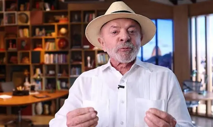 Lula exibe acervo de livros lidos na prisão em novo cenário do horário eleitoral