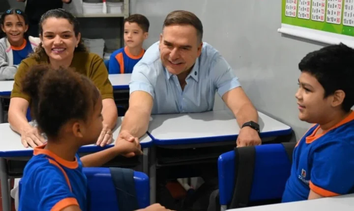Sandro Mabel destaca tecnologia nas escolas durante aula de matemática