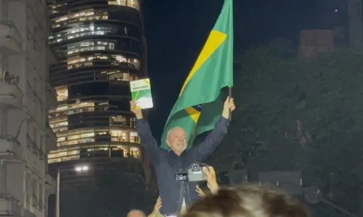 Manifestantes protestam com cartaz contra Lula durante agenda em BH