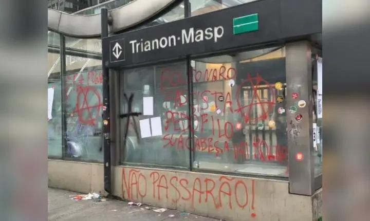 Manifestantes realizam protesto em SP e depredam estações de metrô