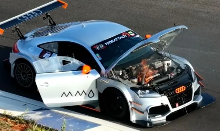 Incêndio atinge carro de competição durante o Meet Brazil Racing em Brasília