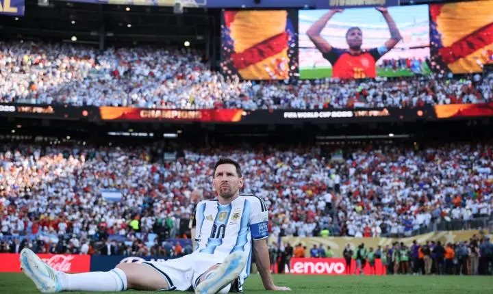 Messi observa comemorações da Espanha após derrota na final da Copa do Mundo