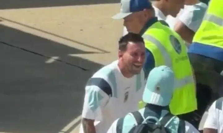 Messi se diverte em revista de segurança no aeroporto de Miami antes de jogo da Argentina pela Copa do Mundo