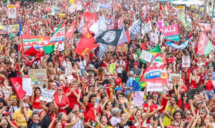 Ato político em Copacabana reúne milhares em defesa da democracia e de Lula