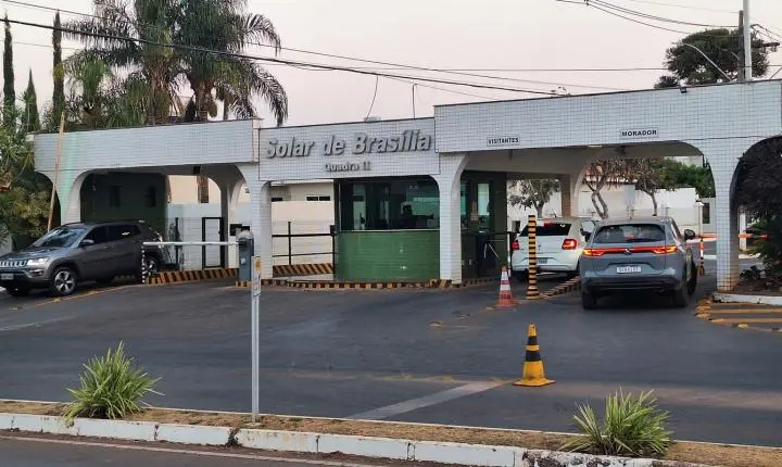 Moraes autoriza Bolsonaro a deixar prisão domiciliar para ir ao dentista no DF