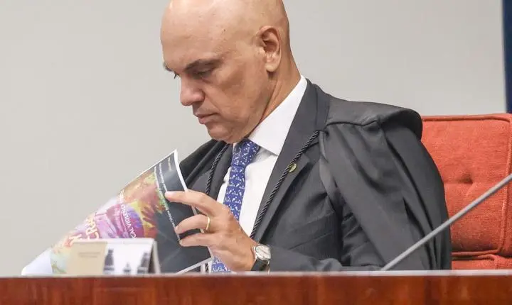 Moraes concede 24 horas para Bolsonaro esclarecer apreensão de arma em blitz da PMDF