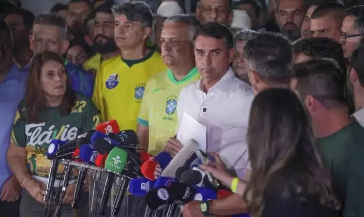 Moraes manda Flávio Bolsonaro entregar passaporte e proíbe viagem ao exterior