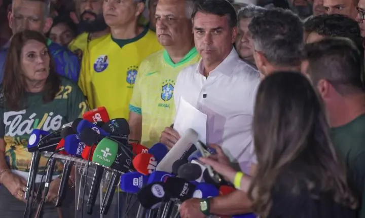 Alexandre de Moraes proíbe Flávio Bolsonaro de deixar o Brasil e manda entregar passaporte