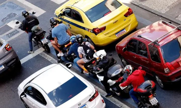 Óbitos de motociclistas crescem impulsionados pela economia de aplicativos