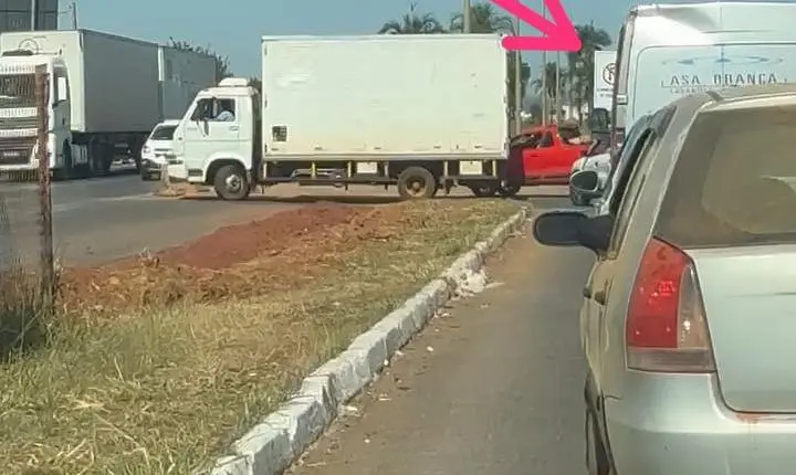 Motorista de caminhão ignora sinalização em retorno improvisado e causa engarrafamento em Valparaíso