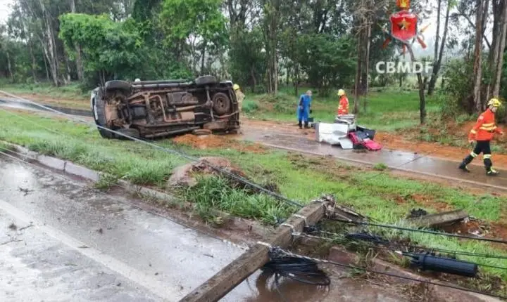 Motorista ferido em acidente com caminhonete no Park Way