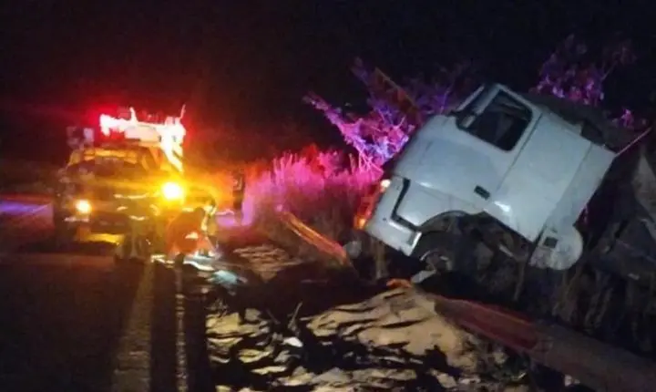 Motorista de carreta sofre saída de pista na BR-040