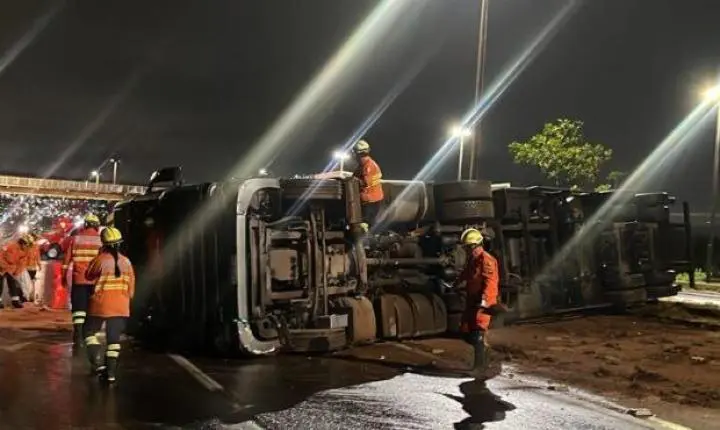 Trânsito na epia sul: motorista enfrenta retenção após capotamento