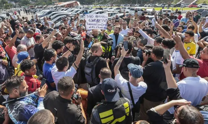 Motoristas de aplicativo realizam protesto contra proposta de regulamentação
