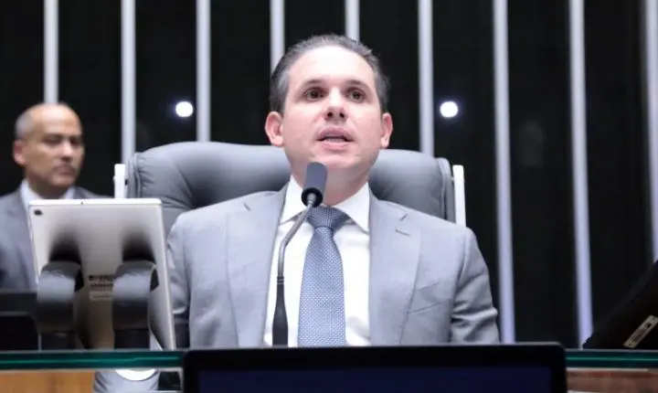 Hugo Motta vincula votação de impostos sobre combustíveis à retirada de urgência da redução de jornada