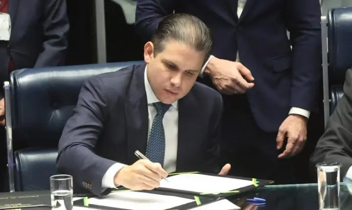 Hugo Motta determina jornada de trabalho reduzida na Câmara dos Deputados