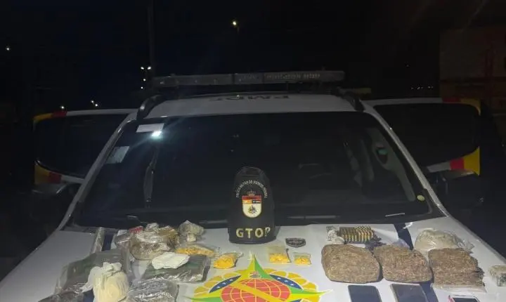 Violência doméstica resulta em prisão de mãe por ameaçar filhas e guardar drogas