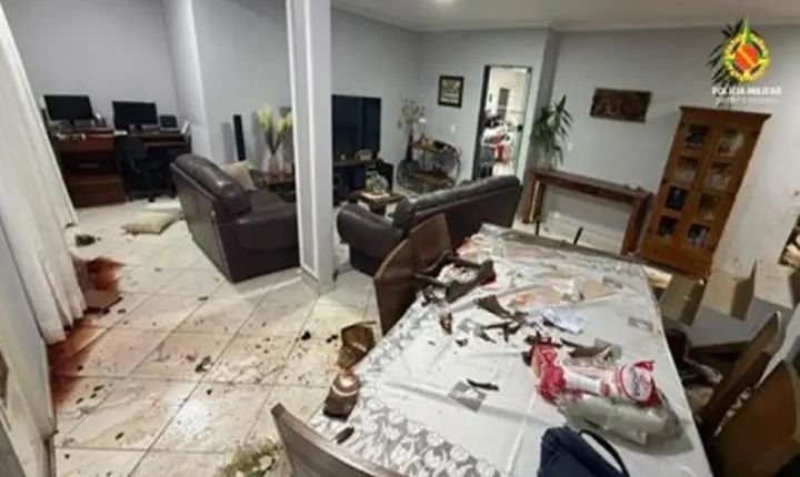 Após surto, homem atira em casa no DF e mantém a mãe trancada em quarto