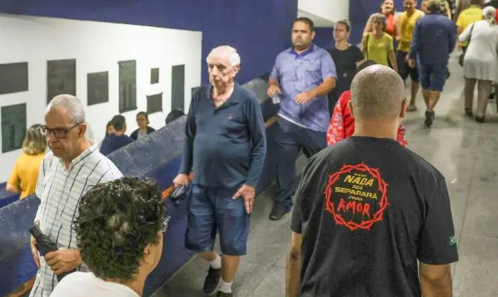 Eleições no Rio de Janeiro atraem idosos determinados às urnas neste domingo