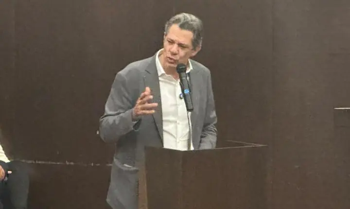 Fernando Haddad brinca sobre uso de carteira da OAB em evento na USP