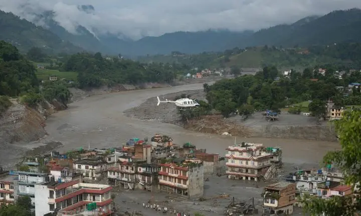Deslizamento no Nepal deixa mais de 460 mortos no terceiro dia de buscas