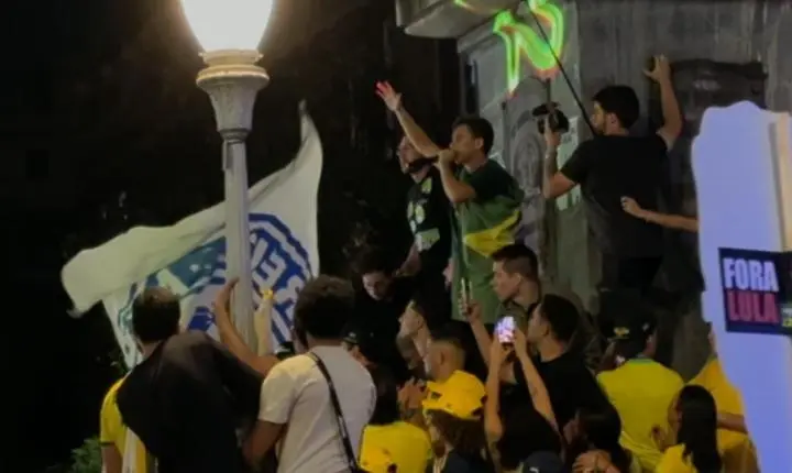 Nikolas Ferreira reúne multidão na Praça Sete e pede esperança no Brasil