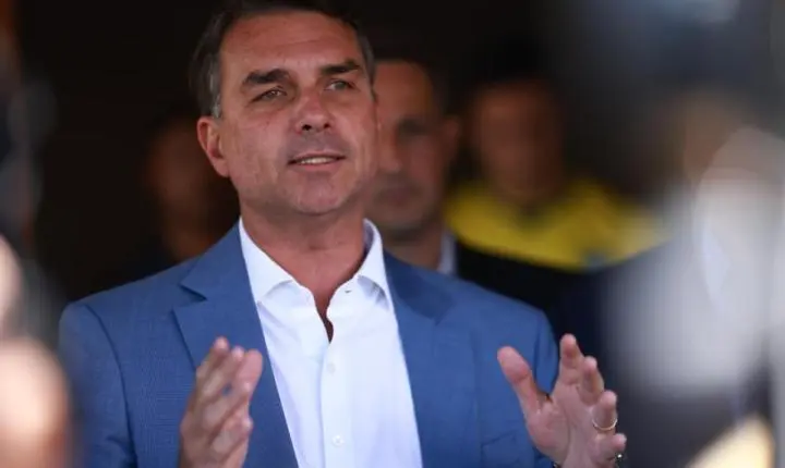O cálculo político de Flávio Bolsonaro para apoiar a PEC do fim da escala 6x1