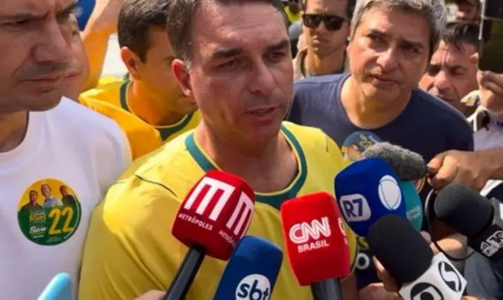 Flávio Bolsonaro ignora suspeitas sobre banco e elogia regime de El Salvador