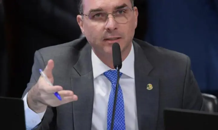 OAB solicita a Moraes que Flávio Bolsonaro atue como advogado de defesa do pai