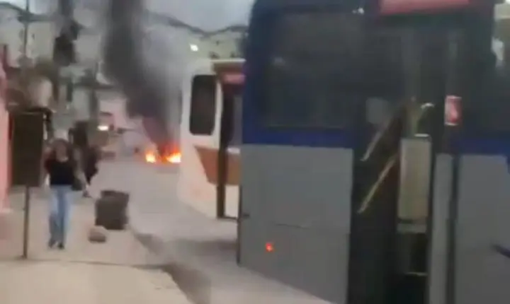 Ônibus são sequestrados e usados como barricadas em operação policial no Complexo da Pedreira, Rio